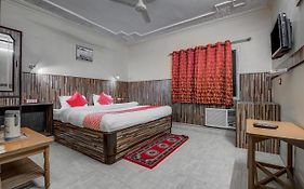 Oyo 7852 Hotel Embassy